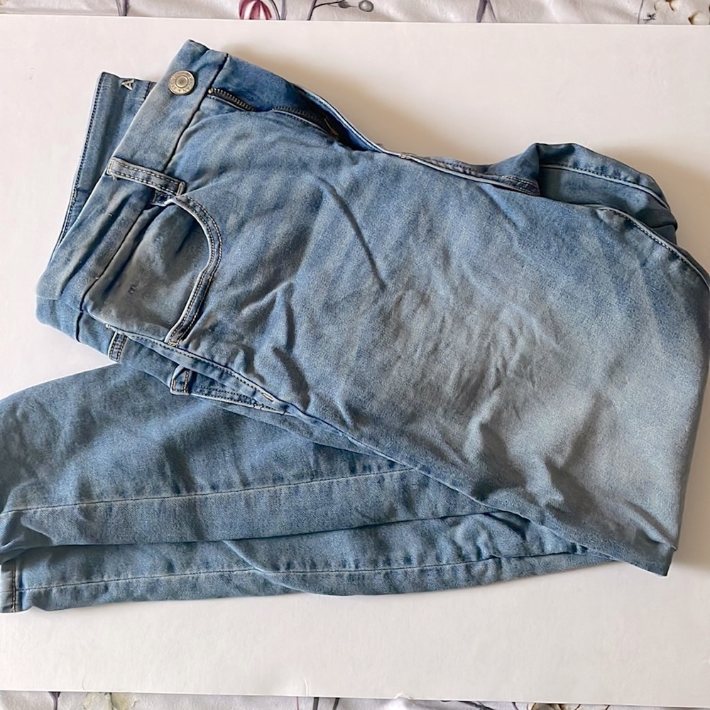 American Curvy High Rise Jegging Light Wash no rips size 12 regular